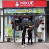 Cửa nhôm kính tại Cửa hàng kem Mixue